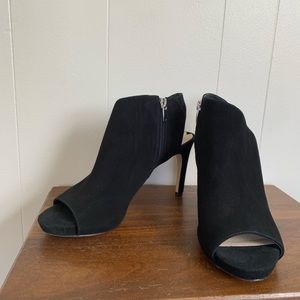 NWOT Beautiful Via Spiga suede booties.